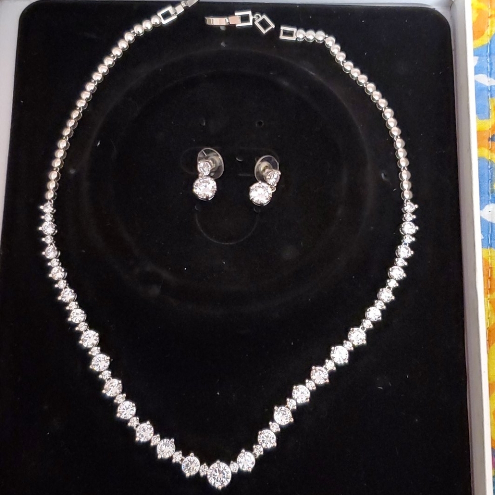 White stone jewelry set